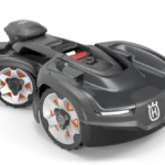 Husqvarna Automower®® 435X AWD NERA mit kabelloser Technologie. Seitenansicht eines Husqvarna Mähroboters mit einzigartigem Raddesign.