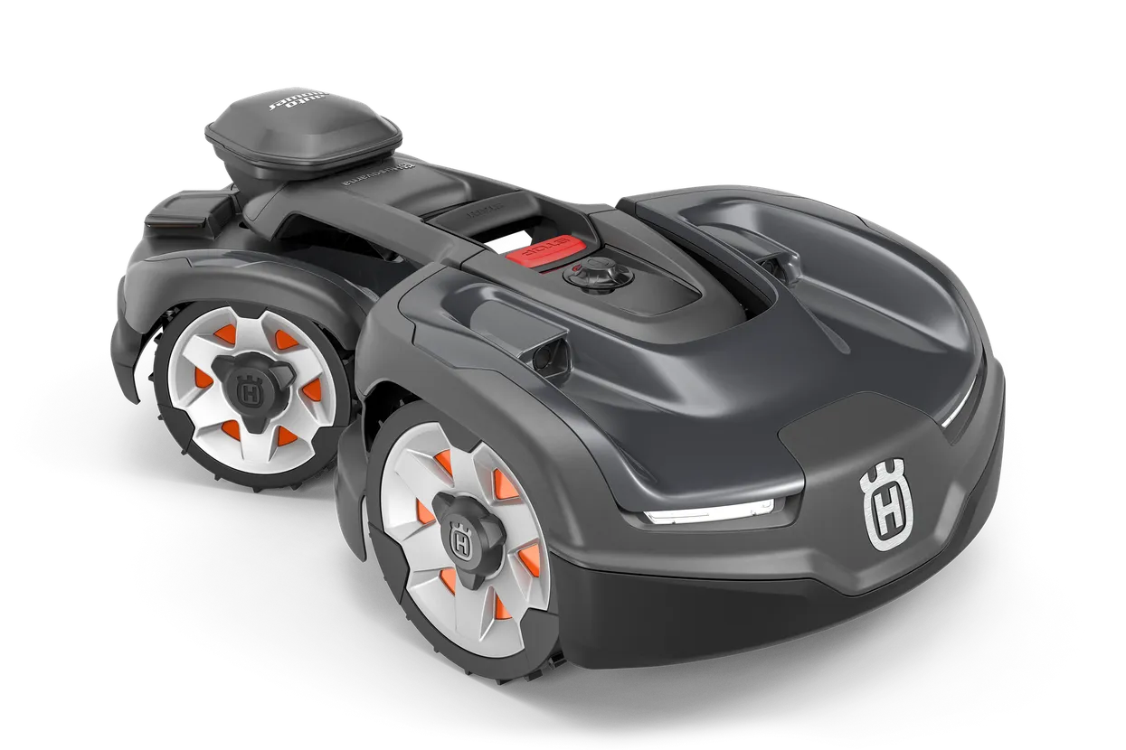 ut-426126.webp Husqvarna Automower®® 435X AWD NERA mit kabelloser Technologie. Seitenansicht eines Husqvarna Mähroboters mit einzigartigem Raddesign.
