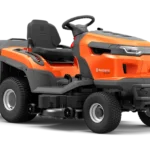 Seitenansicht eines Husqvarna Aufsitzmähers mit Mähdeck.