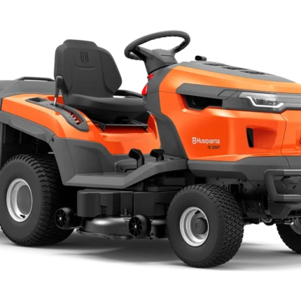 Seitenansicht eines Husqvarna Aufsitzmähers mit Mähdeck.
