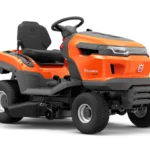 Seitenansicht eines Husqvarna Aufsitzmähers mit Mähdeck.