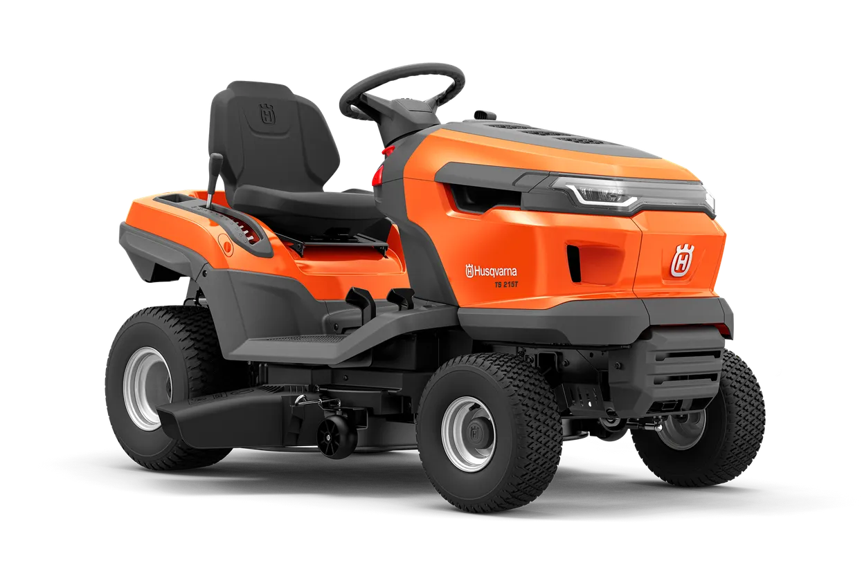 wm-325536.webp Seitenansicht eines Husqvarna Aufsitzmähers mit Mähdeck.