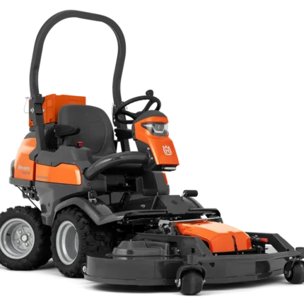 Frontansicht eines kommerziellen Husqvarna Frontmähers mit Mähdeck.