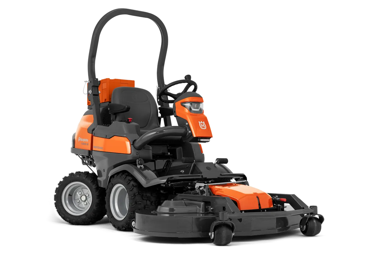 wr-429565.webp Frontansicht eines kommerziellen Husqvarna Frontmähers mit Mähdeck.