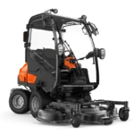 Frontansicht eines kommerziellen Husqvarna Frontmähers mit Mähdeck.