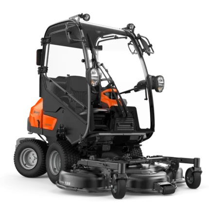 Frontansicht eines kommerziellen Husqvarna Frontmähers mit Mähdeck.