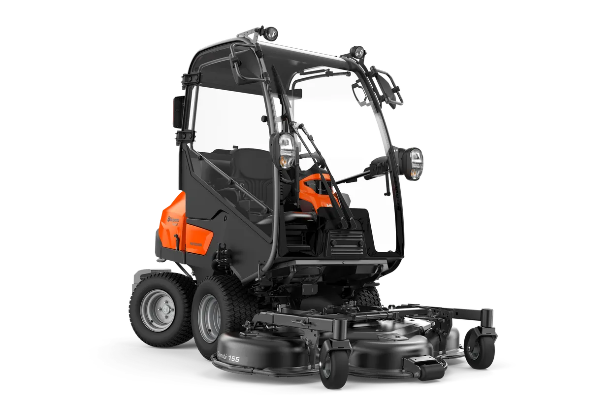 xc-256815.webp Frontansicht eines kommerziellen Husqvarna Frontmähers mit Mähdeck.