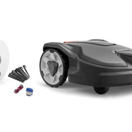 Seitenansicht eines Husqvarna Mähroboters mit Installationszubehör einschließlich Begrenzungskabel und Anschlussklemmen.
