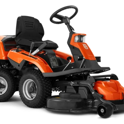 Seitenansicht eines Husqvarna Aufsitzmähers mit Mähdeck.