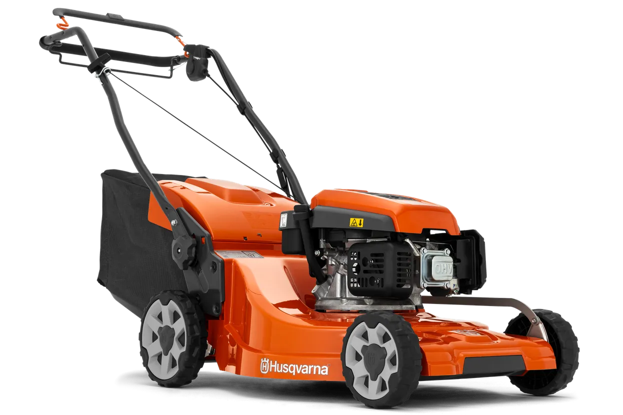 xz-332177.webp Seitenansicht eines Husqvarna Rasenmähers mit Grasfangsack.
