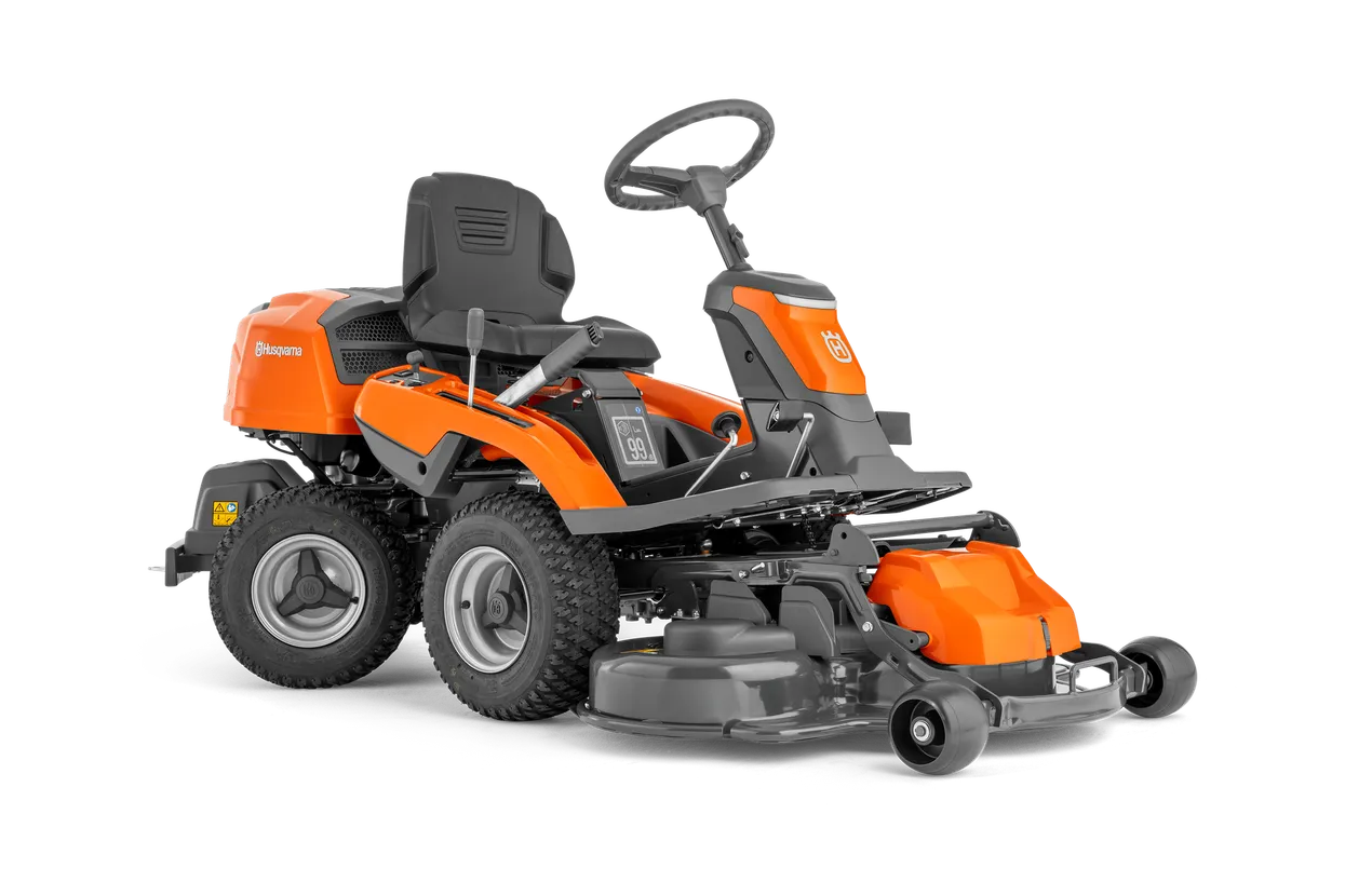 ya-313578.webp Vorderansicht eines Husqvarna Aufsitzmähers mit Mähdeck.