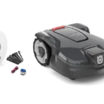 Seitenansicht eines Husqvarna Mähroboters mit Installationszubehör einschließlich Kabel und Steckverbindern.